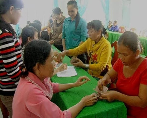 Hội LHPN Thị trấn Dương Minh Châu giải ngân vốn hỗ trợ phụ nữ nghèo